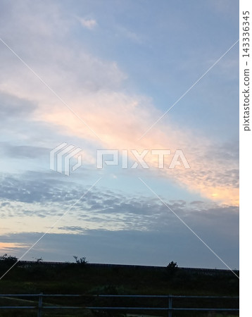 The evening sky was so beautiful I couldn't help taking a picture. The evening sky was so beautiful I couldn't help taking a picture. 143336345