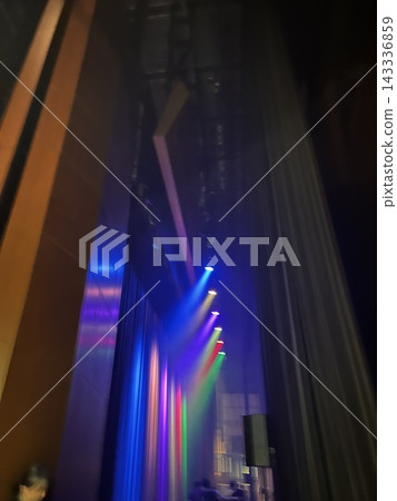 演出前調整了色彩繽紛的舞檯燈光。 143336859