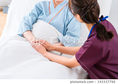 A senior female patient in a reclining bed with female staff members (nursing and caregiving) (medical image) A senior female patient in a reclining bed with female staff members (nursing and caregiving) (medical image) 143337798