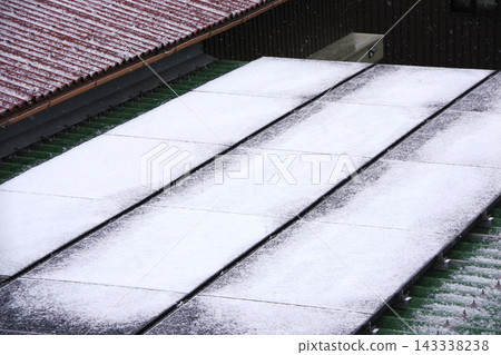 太陽能板上積聚的雪 太陽能板上積聚的雪 143338238