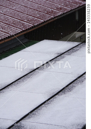 太陽能板上積聚的雪 太陽能板上積聚的雪 143338239