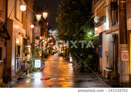 雨夜中，阿佐谷車站前酒吧區一片懷舊的景象。 143338702