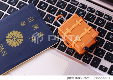 護照和行李箱 - 請準備好您的行李箱和護照，以便出國旅行。 143338884