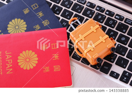 護照和行李箱 - 請準備好您的行李箱和護照，以便出國旅行。 143338885