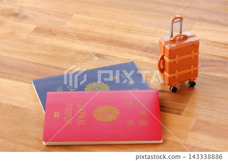 護照和行李箱 - 請準備好您的行李箱和護照,以便出國旅行。 護照和行李箱 - 請準備好您的行李箱和護照,以便出國旅行。 143338886