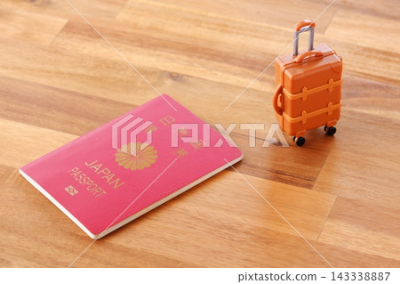 護照和行李箱 - 請準備好您的行李箱和護照,以便出國旅行。 護照和行李箱 - 請準備好您的行李箱和護照,以便出國旅行。 143338887