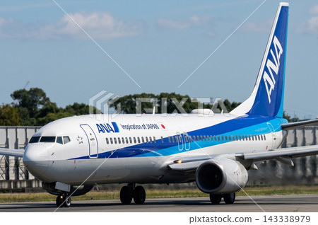全日空航空公司一架波音737飛機正在滑行 全日空航空公司一架波音737飛機正在滑行 143338979