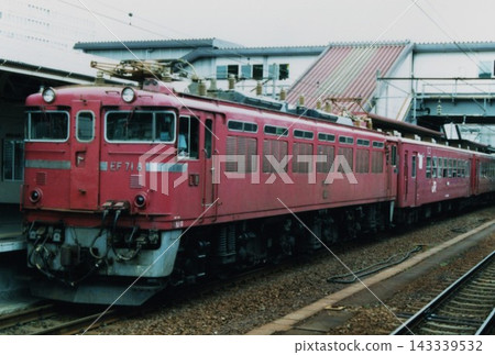 一列由EF71型交流電力機車(EF71型8號)牽引的50系客運列車停靠在JR奧羽本線的福島站。 一列由EF71型交流電力機車(EF71型8號)牽引的50系客運列車停靠在JR奧羽本線的福島站。 143339532