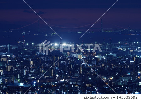 霧氣籠罩下的明石海峽大橋和夜景 霧氣籠罩下的明石海峽大橋和夜景 143339592