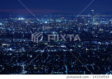 霧氣籠罩下的明石海峽大橋和夜景 143339593