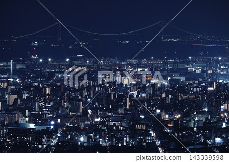 霧氣籠罩下的明石海峽大橋和夜景 霧氣籠罩下的明石海峽大橋和夜景 143339598