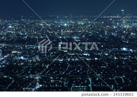 霧氣籠罩下的明石海峽大橋和夜景 143339601