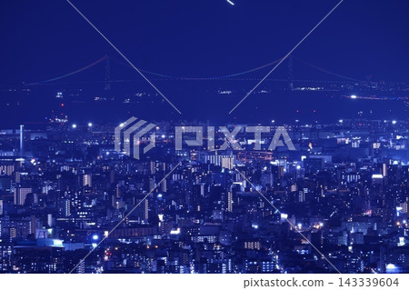 霧氣籠罩下的明石海峽大橋和夜景 143339604