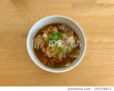 看起來很美味的豬肉湯，配料也很豐富。 143339672