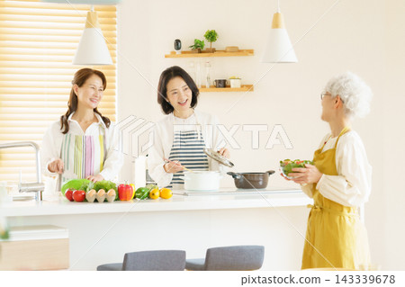 三位中年日本女性在廚房做飯。 三位中年日本女性在廚房做飯。 143339678