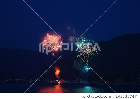 海面上的煙火 海面上的煙火 143339747