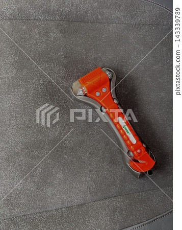 用於在汽車浸入水中時砸碎車窗的工具。 用於在汽車浸入水中時砸碎車窗的工具。 143339789