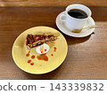 Crunchy walnut tart and coffee 143339832