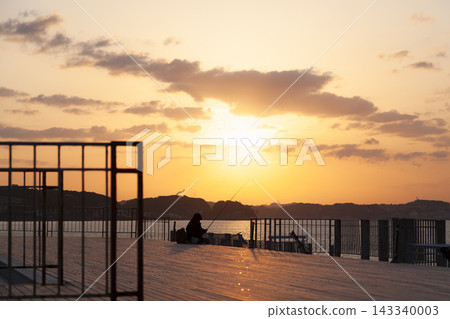 江之島湘南港燈塔:冉冉升起的太陽和漁夫的身影 江之島湘南港燈塔:冉冉升起的太陽和漁夫的身影 143340003