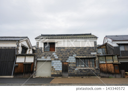 位於日本岡山縣岡山市西大寺五福街的一棟充滿懷舊氣息、古老而美麗的建築。 位於日本岡山縣岡山市西大寺五福街的一棟充滿懷舊氣息、古老而美麗的建築。 143340572
