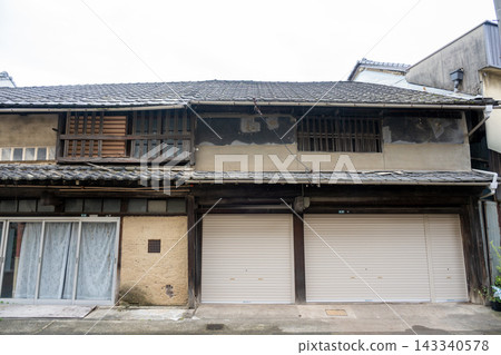 位於日本岡山縣岡山市西大寺五福街的一棟充滿懷舊氣息、古老而美麗的建築。 位於日本岡山縣岡山市西大寺五福街的一棟充滿懷舊氣息、古老而美麗的建築。 143340578