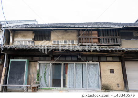 位於日本岡山縣岡山市西大寺五福街的一棟充滿懷舊氣息、古老而美麗的建築。 位於日本岡山縣岡山市西大寺五福街的一棟充滿懷舊氣息、古老而美麗的建築。 143340579