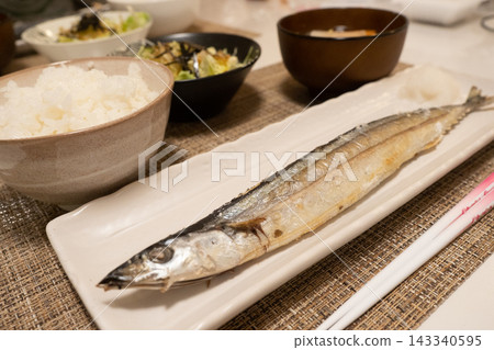 薩拉米香腸烤秋刀魚 143340595
