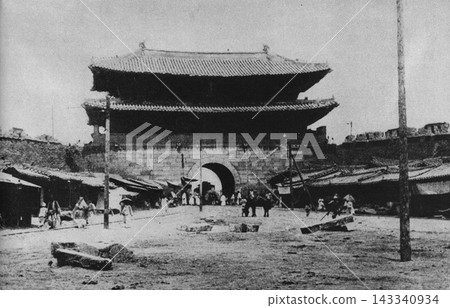 Old photograph, 1899-1907, Hanseongbu, South Korea (present-day Seoul), Namdaemun Gate (before the city walls on either side of the gate were removed). Old photograph, 1899-1907, Hanseongbu, South Korea (present-day Seoul), Namdaemun Gate (before the city walls on either side of the gate were removed). 143340934