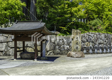 四國八十八寺巡禮,第66號寺院,雲邊寺:水池及寺名牌,德島縣三好市 四國八十八寺巡禮,第66號寺院,雲邊寺:水池及寺名牌,德島縣三好市 143341220