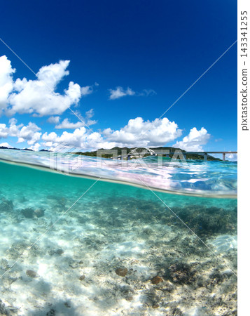 沖繩縣瀨底島安知海灘半水景 143341255