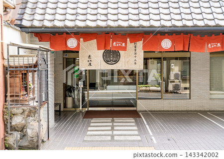 Hotel Omiya, a long-established inn located in front of Higashi Honganji Temple in Kyoto, was founded during the Kyoho era of the Edo period (and is a familiar choice for school trip accommodations). 143342002
