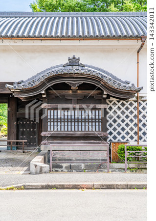 Higashi Honganji Temple, Naijimon Gate (Nagayamon Gate), Important Cultural Property, Two guardhouses with curved gable roofs, built during the Meiji period. Higashi Honganji Temple, Naijimon Gate (Nagayamon Gate), Important Cultural Property, Two guardhouses with curved gable roofs, built during the Meiji period. 143342011