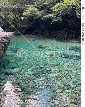 A valley that shines with emerald blue 143342015