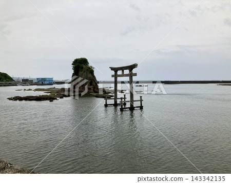 和歌山縣田邊市海中的一座石鳥居。 和歌山縣田邊市海中的一座石鳥居。 143342135