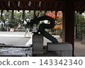 姬路護國神社水池邊的龍，背景是秋葉。 143342340