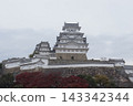 姬路城的主天守閣和副天守閣雄偉壯麗，是日本國寶，在陰沉的初冬天空下巍然屹立。 143342344