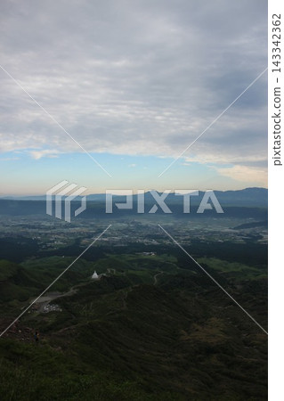 從熊本縣的仙水峽和岳可以看到雄偉的九重山脈和阿蘇的自然風光。 從熊本縣的仙水峽和岳可以看到雄偉的九重山脈和阿蘇的自然風光。 143342362