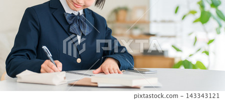 國中和高中女生在家學習,在客廳做作業和學習。 國中和高中女生在家學習,在客廳做作業和學習。 143343121