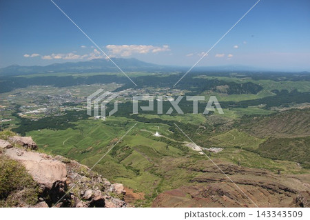 從本縣阿蘇市的奈良尾山上,可以看到仙水峽山谷和遠處綿延的九重山脈的美麗山景。 從本縣阿蘇市的奈良尾山上,可以看到仙水峽山谷和遠處綿延的九重山脈的美麗山景。 143343509