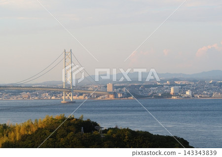 夕陽西下,明石海峽大橋沐浴在餘暉中。 夕陽西下,明石海峽大橋沐浴在餘暉中。 143343839