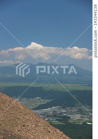 從東火山口展望台和熊本縣仙水峽週邊地區可以看到九重山脈的美麗山脈和阿蘇全景。 從東火山口展望台和熊本縣仙水峽週邊地區可以看到九重山脈的美麗山脈和阿蘇全景。 143344139