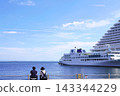 Cruise ships and tourists at Meriken Park in Kobe (late summer) 143344229