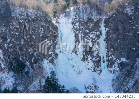 【長野縣】米子大瀑布的壯麗冰瀑,四周環繞著白雪皚皚的群山。 【長野縣】米子大瀑布的壯麗冰瀑,四周環繞著白雪皚皚的群山。 143344235