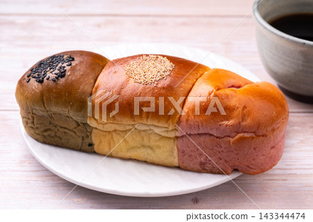 Three-colored sweet bean paste bun Three-colored sweet bean paste bun 143344474
