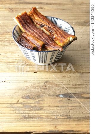 一張鰻魚飯（鰻魚蓋飯）單人份照片。 143344596