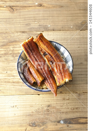 一張鰻魚飯（鰻魚蓋飯）單人份照片。 143344608