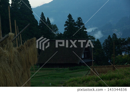 秋季,富山縣戶浪市相倉町會舉辦小切子祭,吸引大量民眾前來參加。 秋季,富山縣戶浪市相倉町會舉辦小切子祭,吸引大量民眾前來參加。 143344836