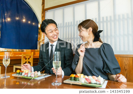 一男一女在餐廳吃壽司 143345199