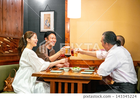 男人和女人在酒吧里喝酒 143345224
