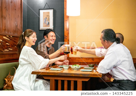男人和女人在酒吧里喝酒 143345225